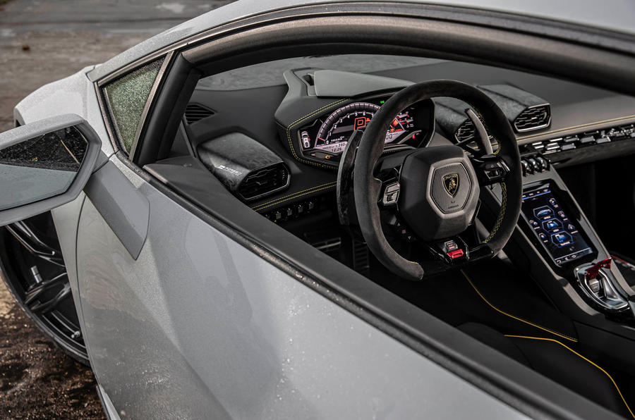 Место водителя Lamborghini Huracán Evo RWD 2020