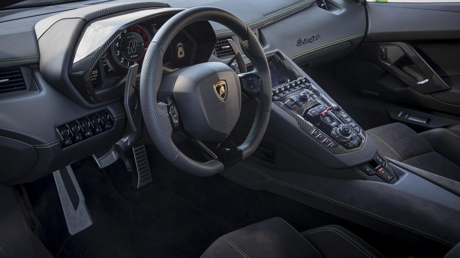 Место водителя Lamborghini Aventador S